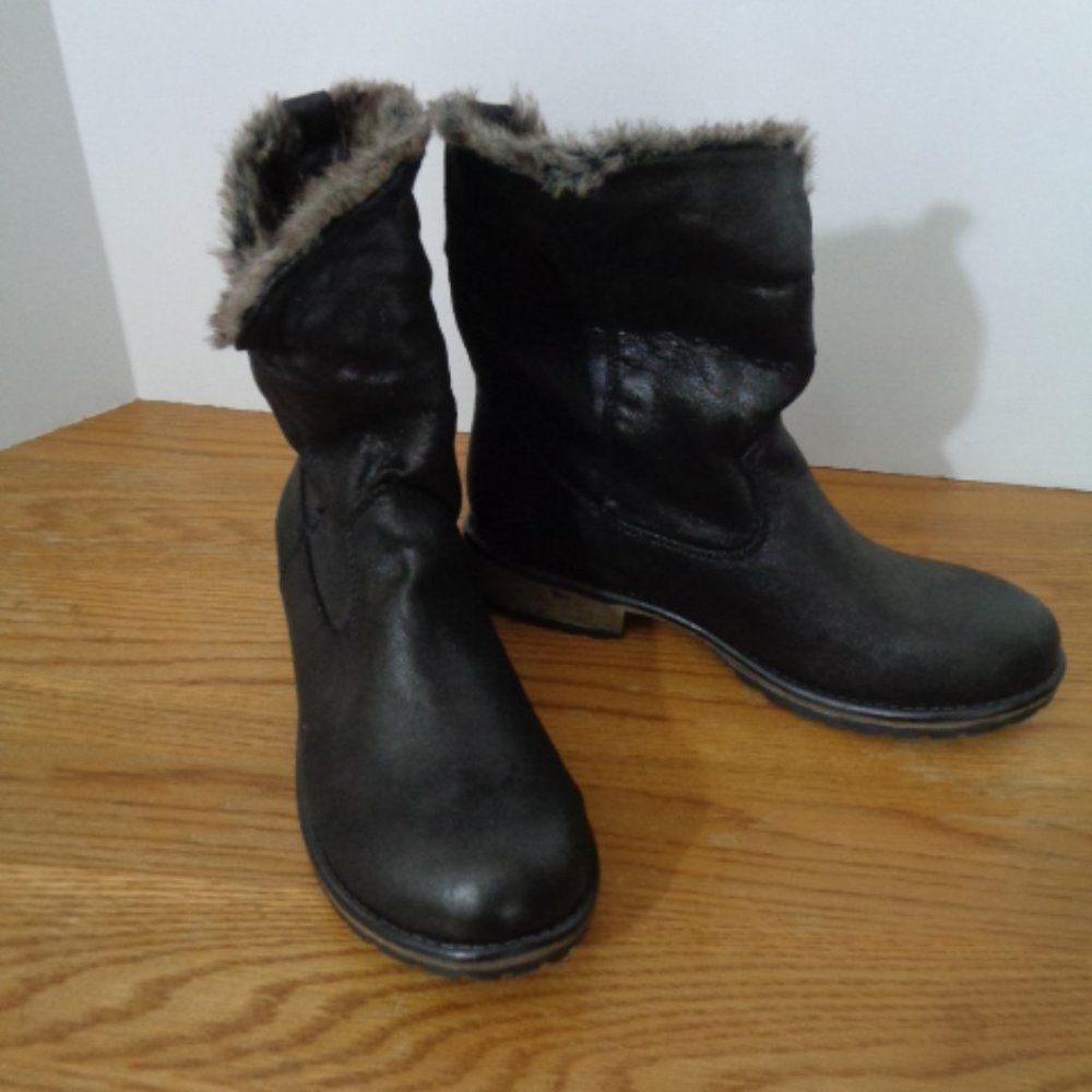 Candies Womans Black Faux Fur Booties Winter 9M